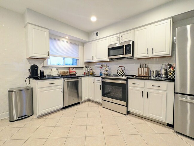 Building Photo - 9456 Bay Colony Dr