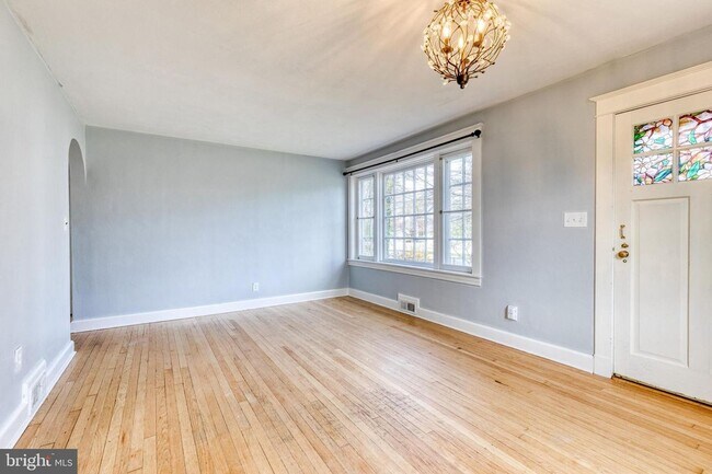 Building Photo - Live the true Annapolis lifestyle in this ...