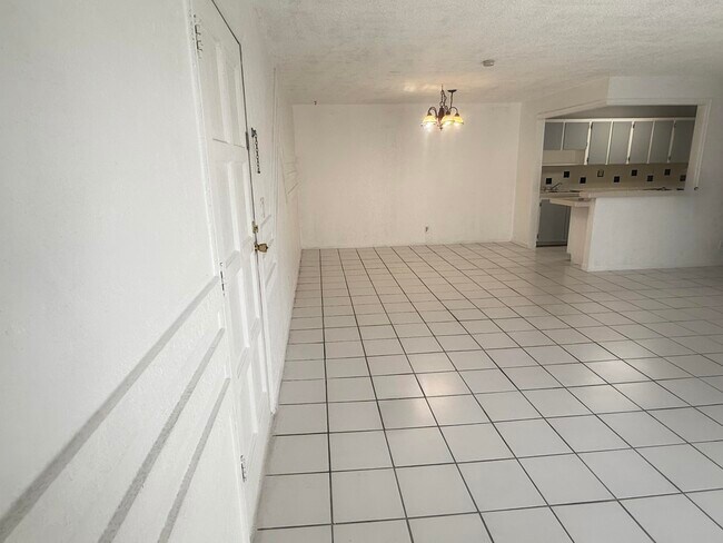 Foto del edificio - 11607 NW 29th St