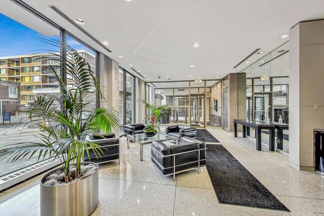 Foto del edificio - 1460 N Sandburg Terrace