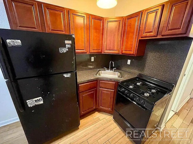 Building Photo - Spacious 3BR Apartment with Backyard Access in Prime Bushwick