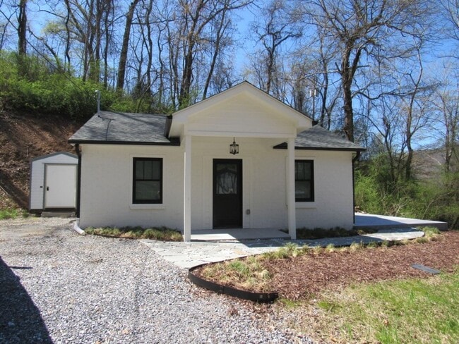 Building Photo - $1,800 - 2 Bed/2Bath Newly Renovated Unfur...