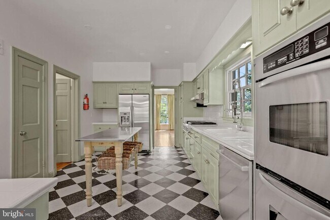 Foto del edificio - 4925 Weaver Terrace NW