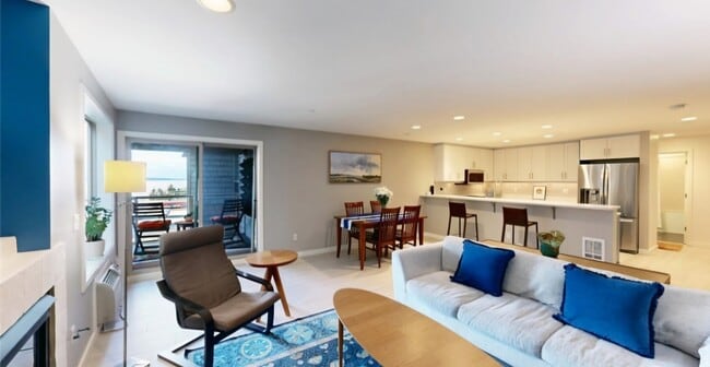 Living room - 511 W Mercer Pl
