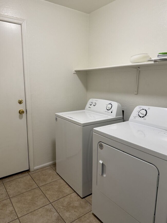 Building Photo - 4 Bedroom, 2Bath single level home in the ...