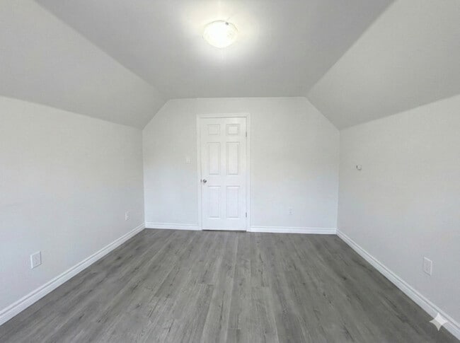 Building Photo - 99 Mary St