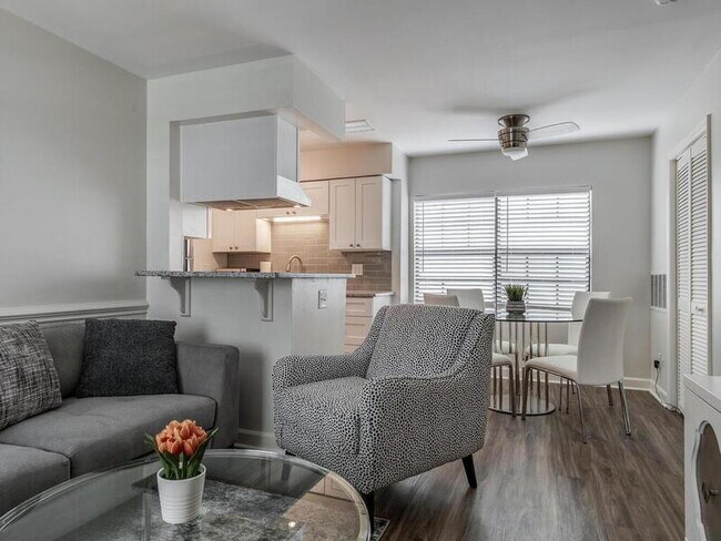 Building Photo - 406 W 9th St