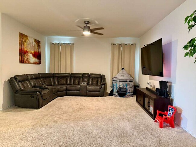 Foto del edificio - 4 Bedroom, 3 Bath Home with Game Room & Entertainer’s Layout