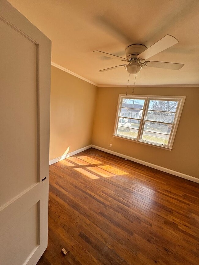 Building Photo - 4 Bed 2 Bath Brick House