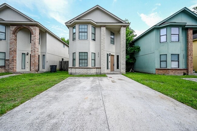 Building Photo - Spacious home for rent.