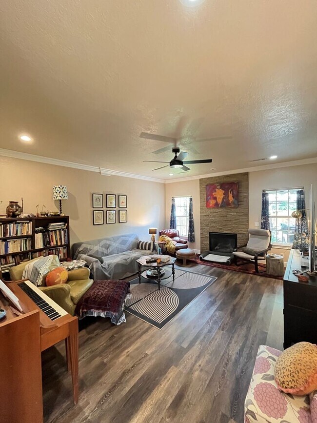 Foto del edificio - 3 bedroom 2 bath custom home, 2 car garage...