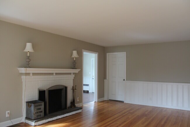 Building Photo - 2 Dinsmore Pl