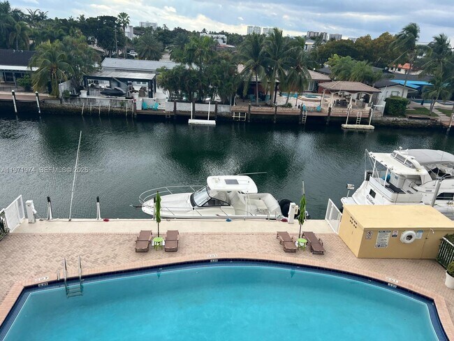 Foto del edificio - 2000 NE 135th St