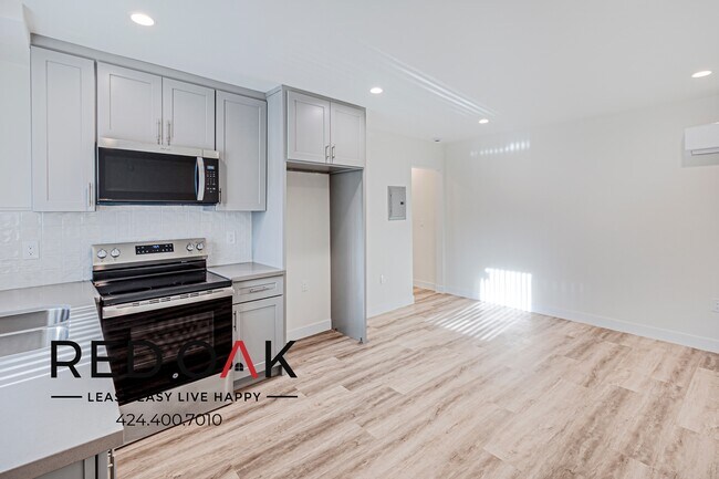 Building Photo - ~LOW DEPOSIT~ Beautiful Modern Studio Fill...