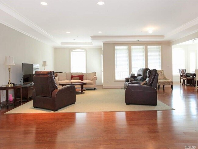Foto del edificio - 542 Roosevelt Way