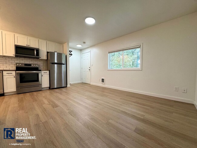 Foto del edificio - Renovated 1BR w/ Patio, Yard Access & Pet-Friendly Living!
