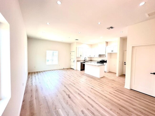 Building Photo - 1675 University Dr