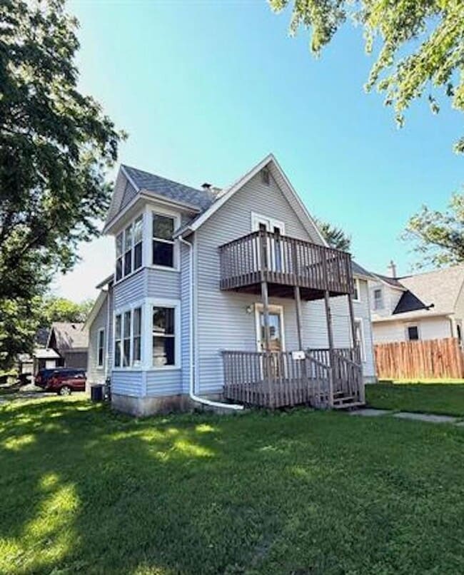 Building Photo - 425 S Prairie Ave
