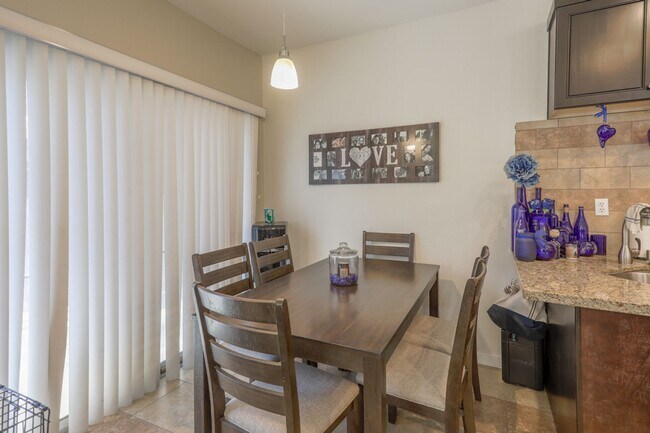 Building Photo - 2 Primary Suite Henderson Home With Commun...
