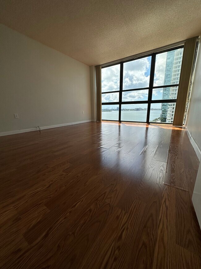 Foto del edificio - 600 NE 36th St