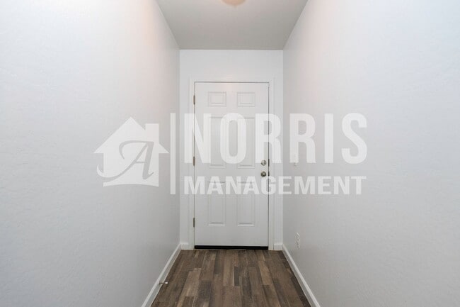 Building Photo - Newer Home in a Great Location to the Freeway