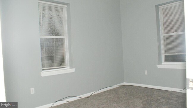 Building Photo - 213 Elm St