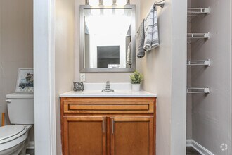 2BR, 2BA - 1,000 SF - Bathroom - Newberry Parc