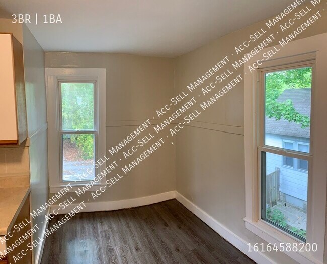 Building Photo - NE 3 bedroom upstairs apartment on College
