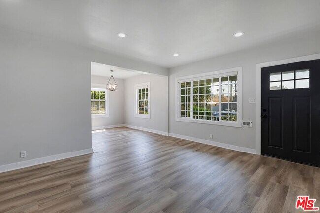 Building Photo - 713 W 118th St