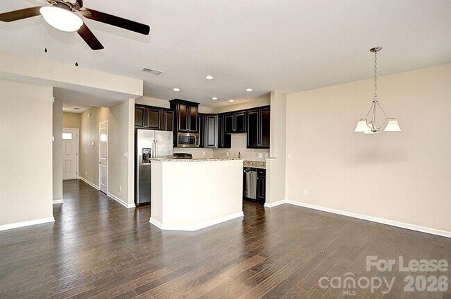 Foto del edificio - Beautiful end-unit townhome in a gated Southwest Charlotte community!