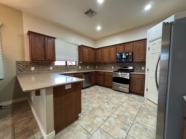 Foto del edificio - 4BR/3BA/2.5CG, 2534 sq.ft. rental with DEN in Sierra Vista, AZ