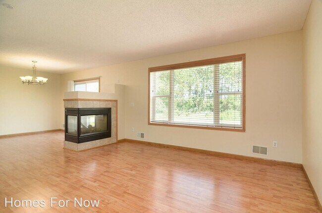 Building Photo - 2 br, 1.5 bath House - 15566 Finch Ave