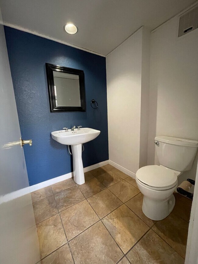 Foto del edificio - Beautiful townhouse available near Mission...