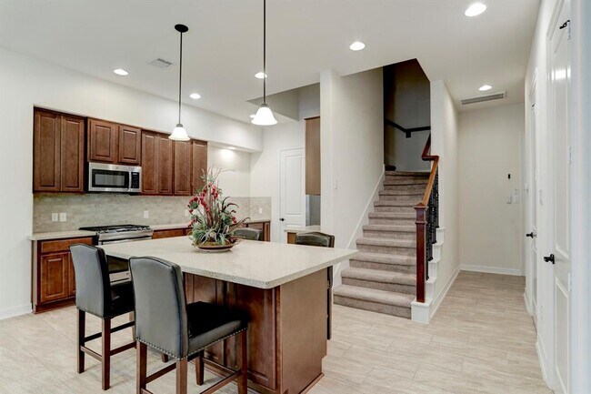 Building Photo - 7 Laurelwood Dr