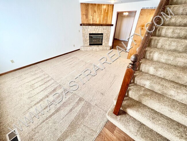 Building Photo - Spacious Duplex in Blue Valley-Available N...