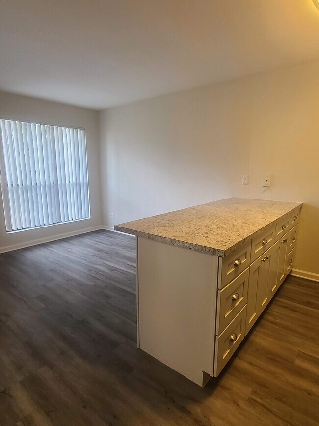 Foto del edificio - The Breakers Apartments