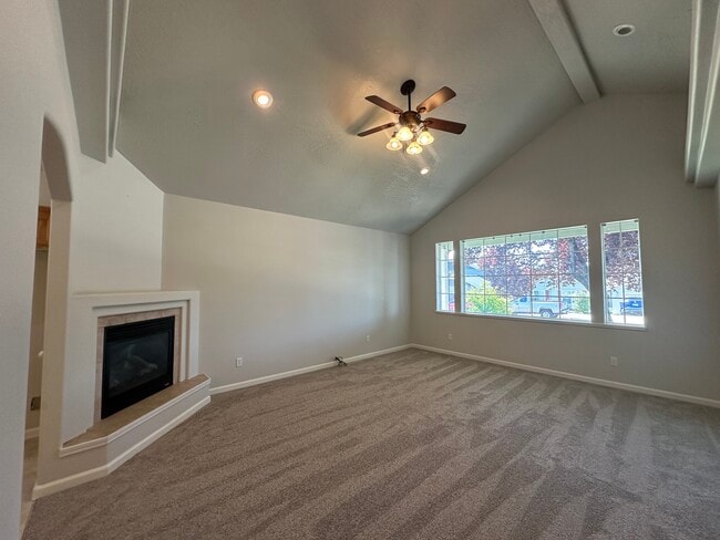 Building Photo - 992 Heather Way