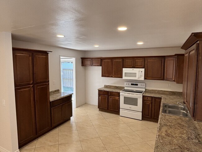 Foto del edificio - 388 Hilltop Dr