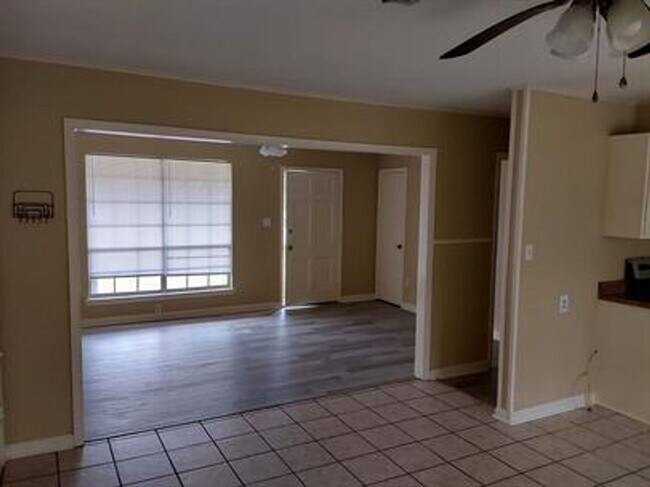 Foto del edificio - Convenient Location