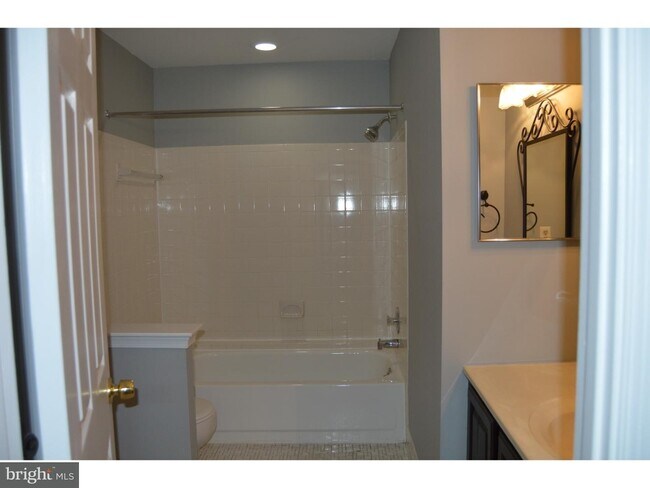 Building Photo - 2440 Hillendale Dr