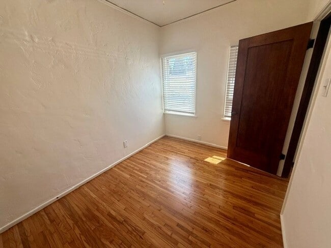 Building Photo - 1844 E 5th St. #3