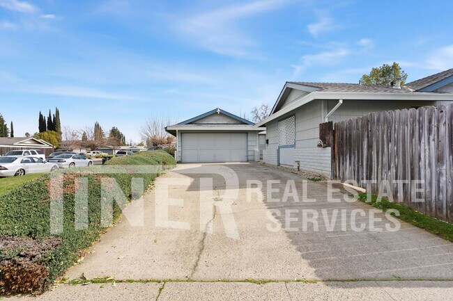 Foto del edificio - Charming 3-Bedroom Home with New Flooring ...