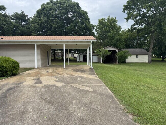 Foto del edificio - "Charming 3-Bedroom Home with 2 Full Baths in Rainsville – 1,410 Sq. Ft. of Cozy Comfort!"