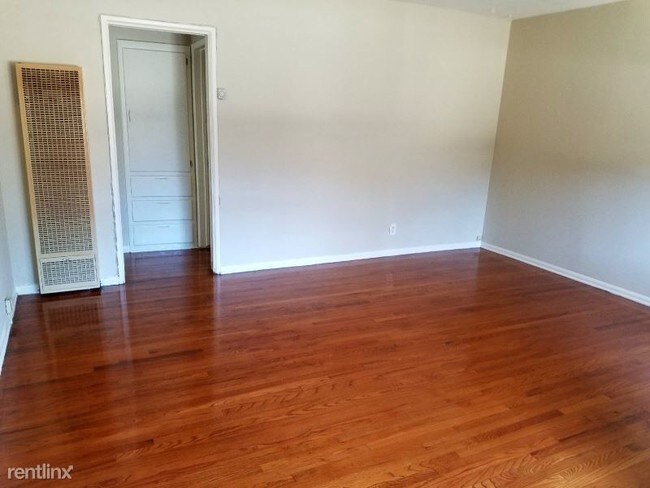 Building Photo - 2 br, 1 bath Apartment - 3351 Caroline Ave