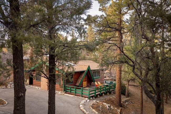 Building Photo - Cozy 2 Bedroom 1 Bathroom Home in Big Bear City