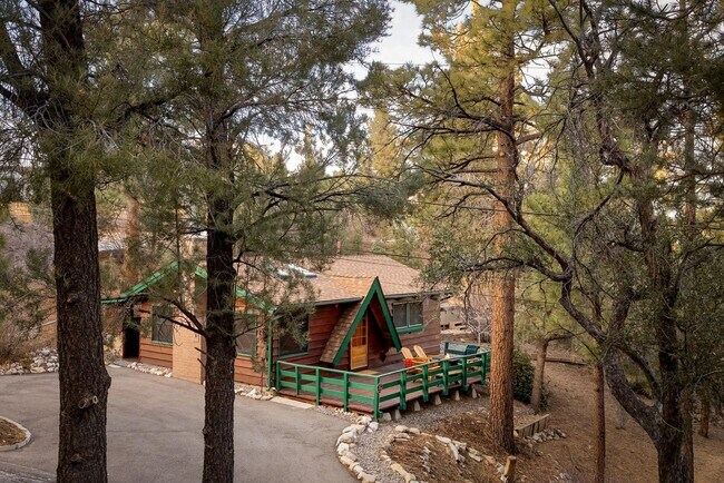 Foto del edificio - Cozy 2 Bedroom 1 Bathroom Home in Big Bear City