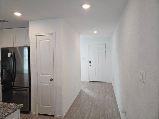 Foto del edificio - 4 Bedroom with 2 car garage