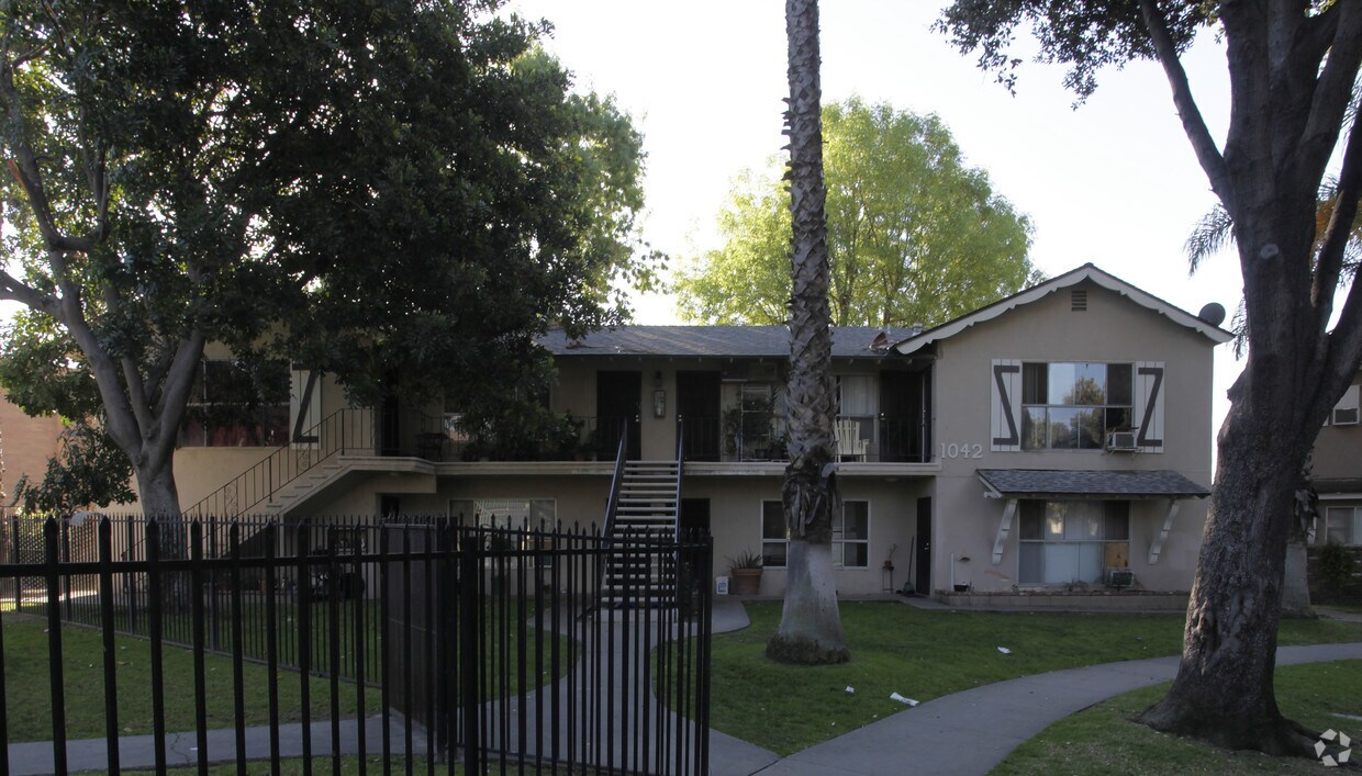 Building Photo - 1042 W Porter Ave