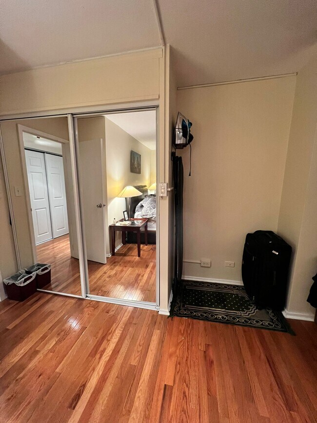 bedroom - 230 E Ontario St