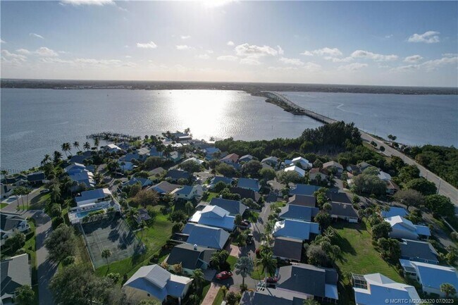 Foto del edificio - 4061 NE Breakwater Dr